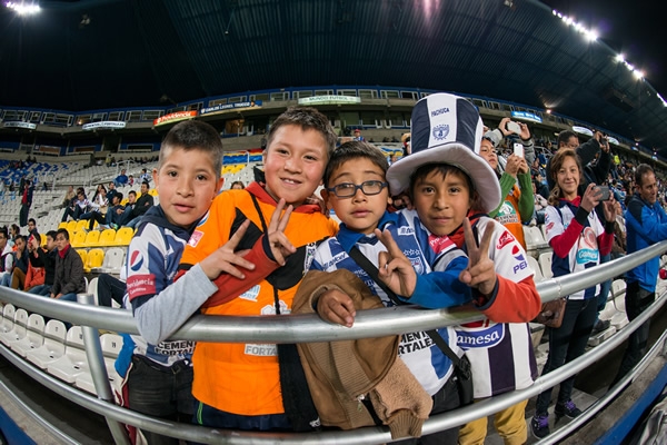 La afición de Tuzos mostró alegría previo al duelo.