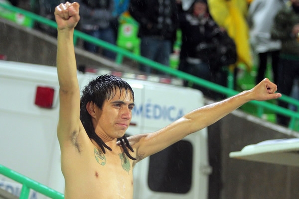 Aficionado disfrutó del espectáculo sin importar el clima.