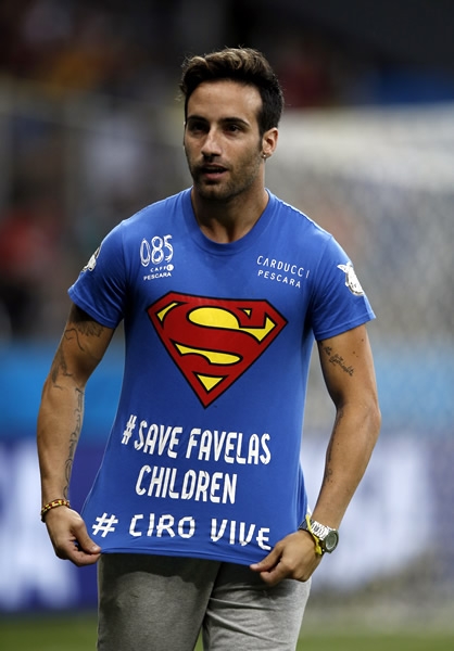 Aficionado estadounidense entró al campo para manifestarse.