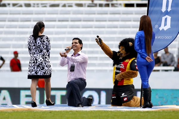 Un aficionado a la UdeG le pidió matrimonio a su novia en plena cancha.