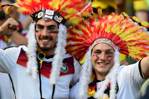 Aficionados de Alemania llamaron la atención entre la tribuna.