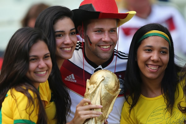 Aficionados de Alemania y Ghana se unieron a la fiesta.