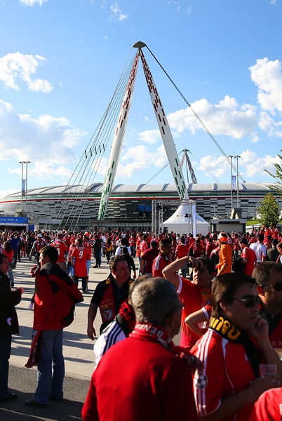 Aficionados en camino al Estadio Juventus.