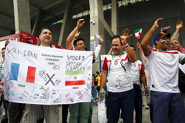 Aficionados iranís ya apoyan fuera de la Arena Fronte Nova.