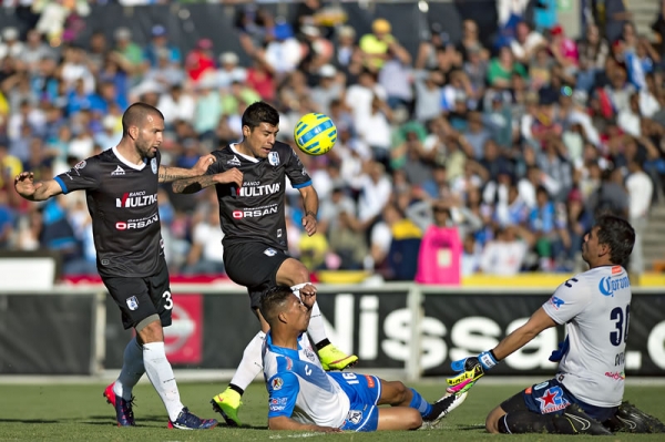 Al menos tres llegadas falló Puebla al inicio del partido.