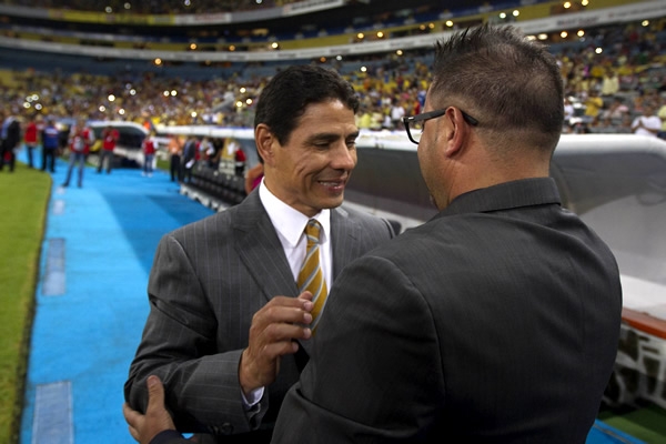 Alfonso Sosa y Antonio Mohamed se saludaron cordialmente.
