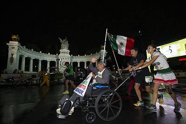 Algunos corredores necesitaron un empujoncito para continuar.