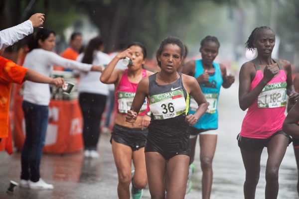 Algunos voluntarios ayudaron a hidratar a los corredores.