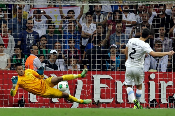 Alphonse Areola, es el nombre del héroe del partido.