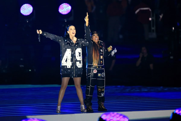 Con alusión al SB 49, la cantante estadounidense lució sudadera.