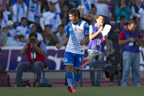 Alustiza marcó par de golazos en el primer tiempo ante Gallos.