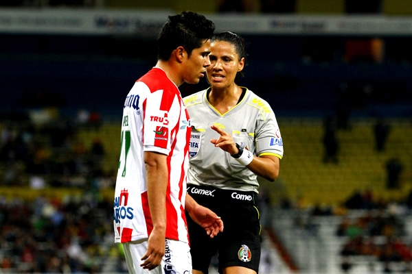 Alvarado advierte a los jugadores que calmen su fuerza en las entradas.