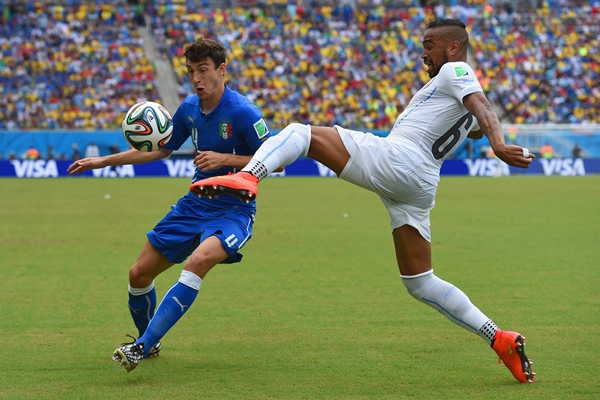 Alvaro Pereira buscando detener el avance italiano.