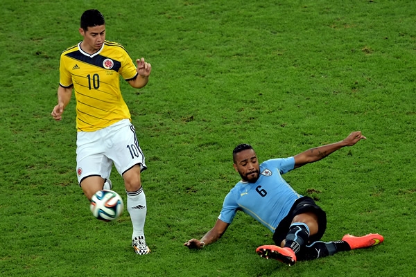 Álvaro Pereira es la sombra de los atacantes colombianos.