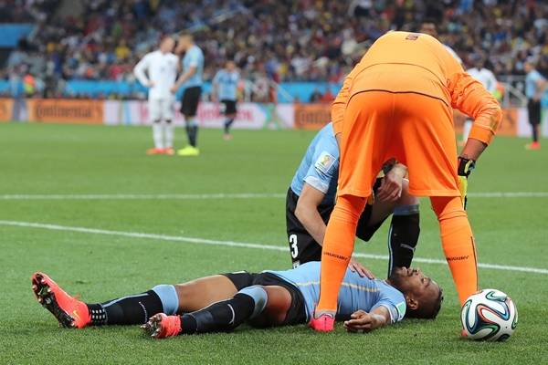 Álvaro Pereira quedó noqueado tras un rodillazo.