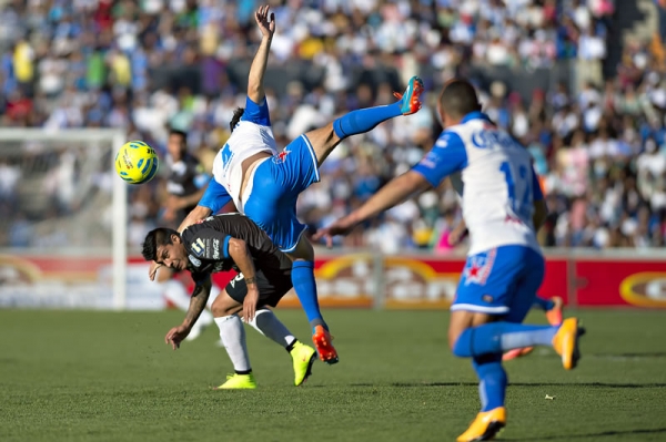 Ambos equipos peleaban duro el esférico en medio campo.