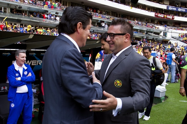 Ambos técnicos, en mundos distintos.