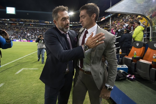 Ambos técnicos intercambiaron saludos.