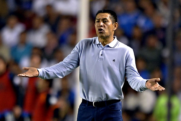 Ambríz no entiende como su equipo es superado en casa.