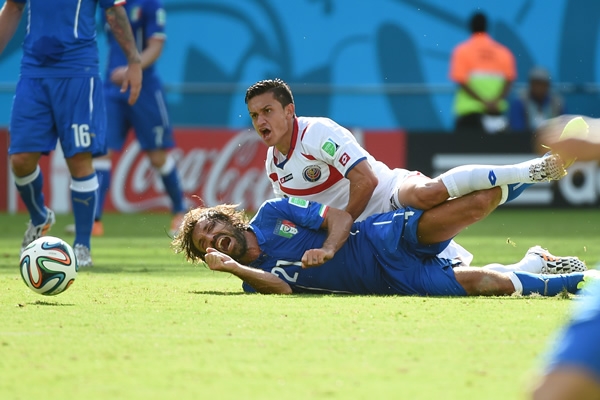 Andrea Pirlo no pudo anotar gol de tiro libre.