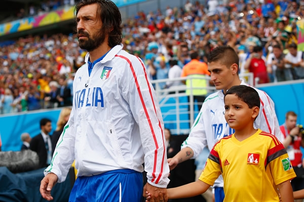 Andrea Pirlo rumbo al campo de juego.