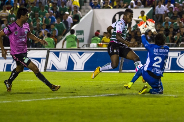 Andrés Rentería puso a prueba al portero Óscar Jiménez.