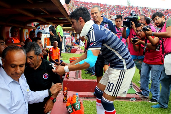 Ángel Reyna se acercó a saludar a Carlos Reynoso.