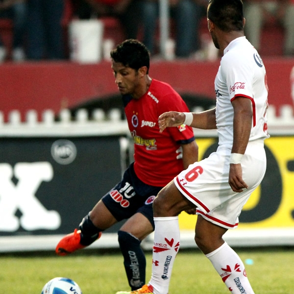 Ángel Reyna y su juego por las bandas rindieron muy poco.