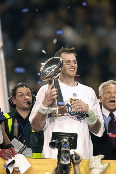 El segundo anillo para Tom Brady y New England fue contra Carolina.