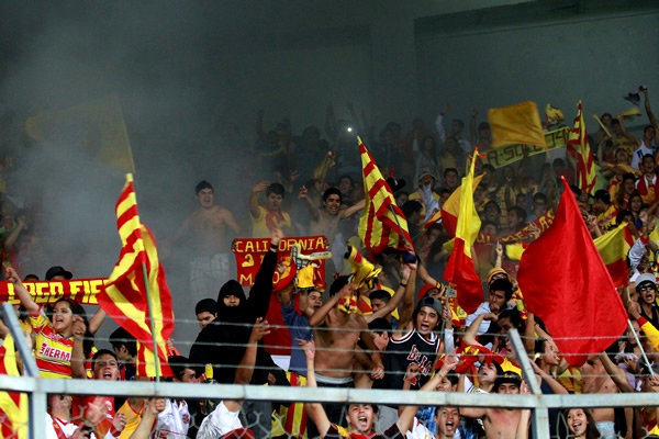 Ante la diabla tormenta, sobreviven los marinos fieles.