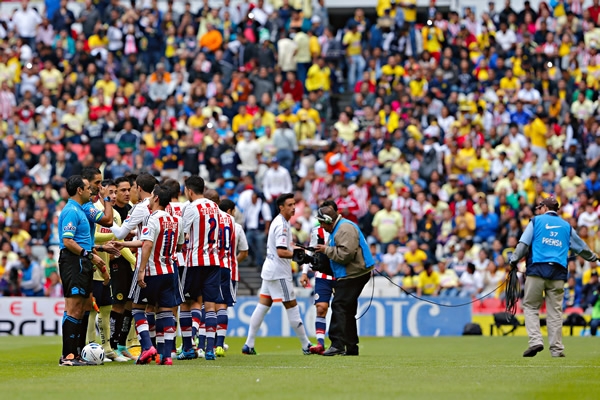 Ante miles de miradas, los jugadores se saludaron previo al juego.