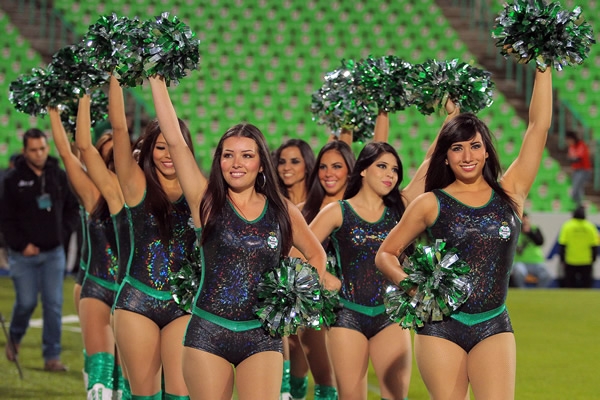 Antes de iniciar el duelo, hubo espectáculo para la afición.