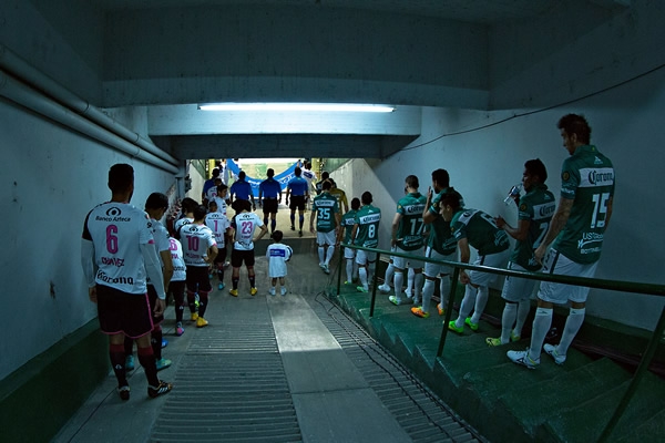 Antes de saltar al campo, los equipos se vieron concentrados.