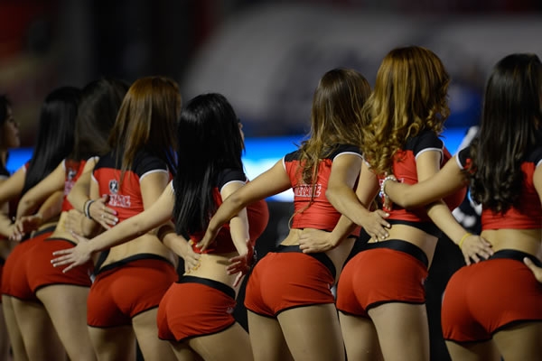 Antes del encuentro las bellas edecanes estuvieron en la cancha.