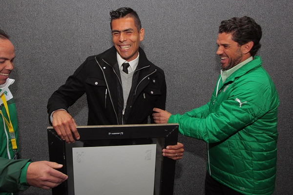 Antes del encuentro, Oswaldo Sánchez recibió homenaje.