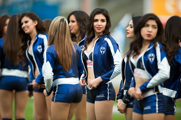 Antes del silbatazo inicial, el espectáculo deleito a los aficionados.