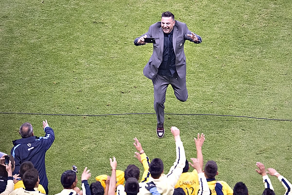Antonio Mohamed en pleno festejo con la tribuna.