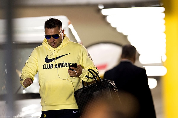 Antonio Mohamed llegó bastante serio al Estadio Azteca.