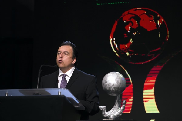 Antonio Moreno, Directo del Salón de la Fama, dio el discurso inicial.