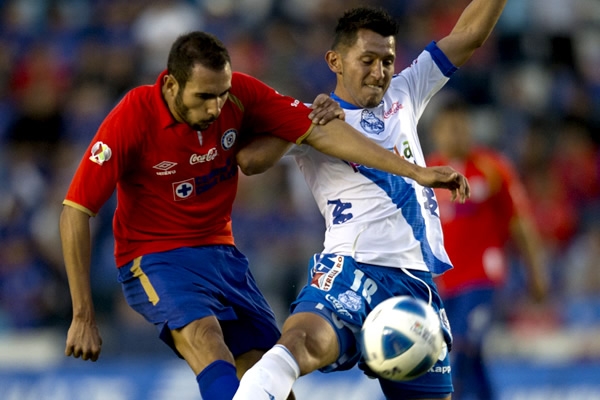 El tiempo apremia, Castro se vale del disparo de larga distancia.