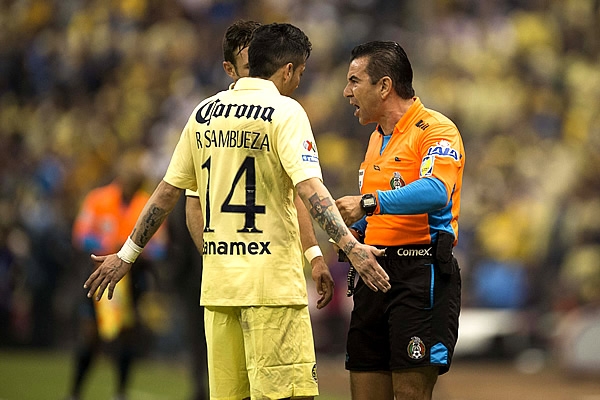 El árbitro Paul Delgadillo reconvino a los jugadores de América.