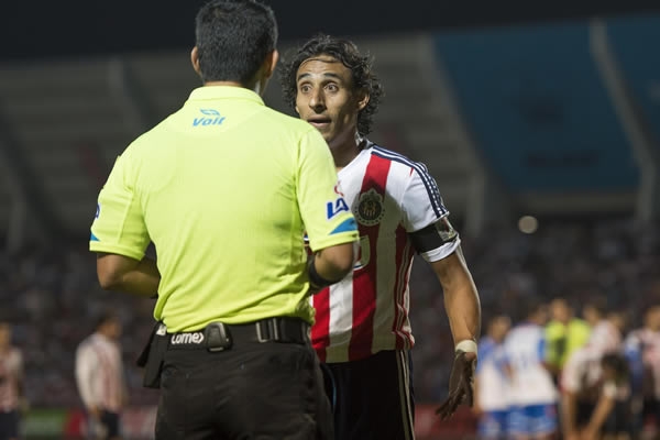 Arce discutió con el árbitro del encuentro.