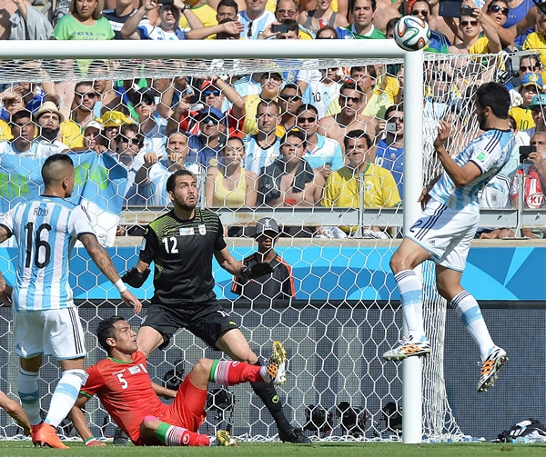 Argentina responde en el primer tiempo, pero no logra el gol.