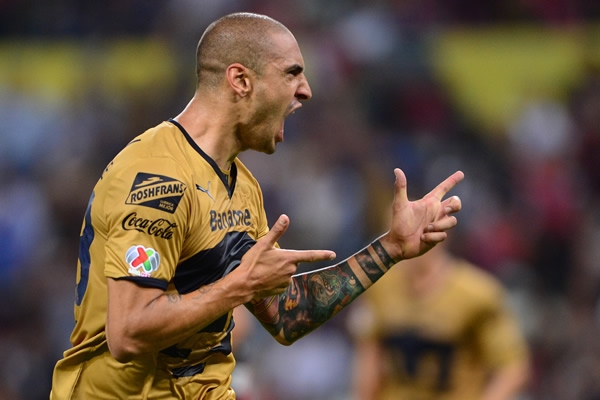 Ariel festejó su gol muy efusivamente.