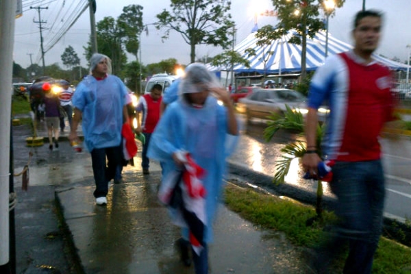 Arrecia la lluvia dos horas y media antes del partido.