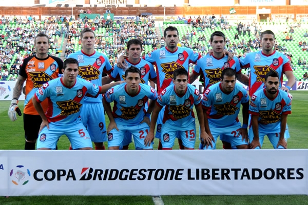 Arsenal sorprende y manda a Freire y Caraglio de inicio.