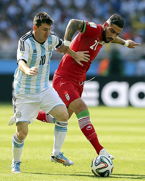 Así se disputa el balón dentro del terreno de juego.