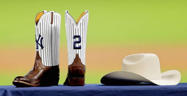 Los Astros de Houston regalaron un par de botas y un sombrero a Jeter.