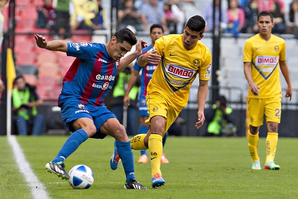 Atlante insiste al frente.