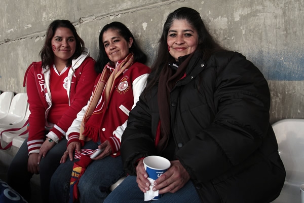 Aunque la afición visitante igual aguanta las malas condiciones.